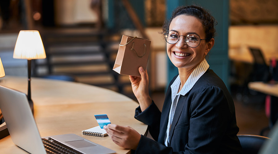 portrait-of-cheerful-woman-that-looking-at-camera-DN9DEDJ